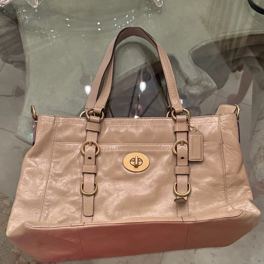 Coach Elegant Luxurious Leather Tote Bag - Picture 2 of 11